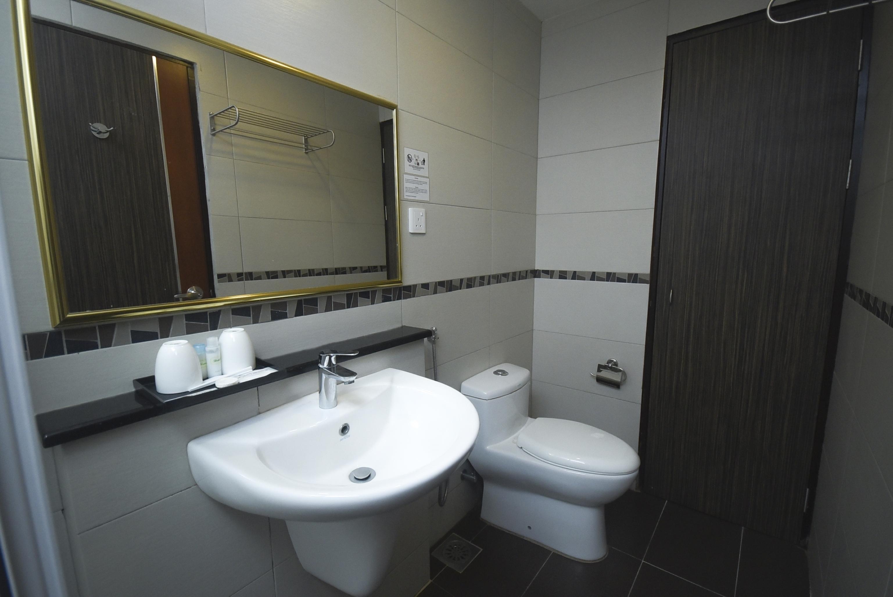Super Oyo 985 Hotel Nur Miri Ngoại thất bức ảnh